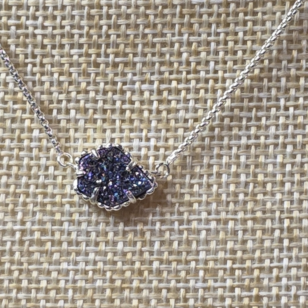 Kendra Scott Tess Pendant Necklace in Iridescent Drusy and‎ Gold-plated metal.
